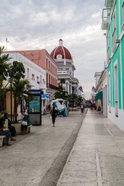 Cienfuegos, Cuba - 11 Şubat 2016: İnsanlar Cienfuegos, Küba'da bir yaya caddesi üzerinde.