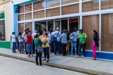 Camagüey, Cuba - 26 Ocak 2016: Camagüey merkez ofiste Etecsa telekomünikasyon şirketinde bir sırada bekliyorlar.
