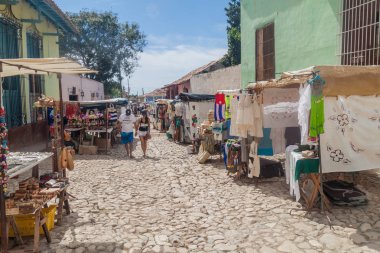 Trinidad, Küba - 8 Şubat 2016: Arnavut kaldırımlı Caddesi ve merkezi Trinidad, Küba'da bir Pazar.