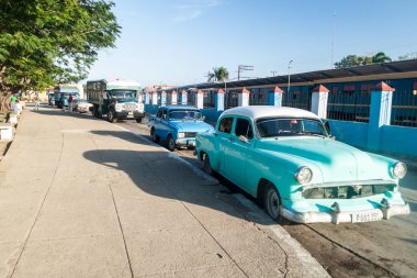 Camagüey, Cuba - 25 Ocak 2016: Camagüey bir sokakta eski arabalar