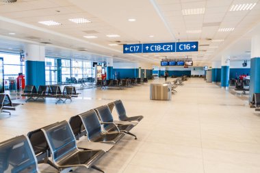 Prague, Çek Cumhuriyeti - 24 Ocak 2016: iç Çek Cumhuriyeti Prag Havaalanı terminal kapısı
