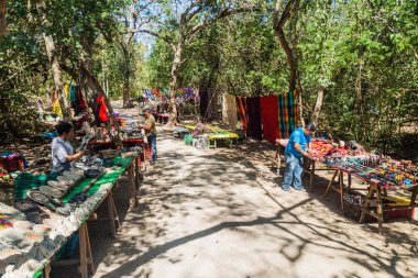 Chichen Itza, Meksika - 26 Şubat 2016: Arkeolojik sit Chichen Itza Hediyelik eşya tezgahları.