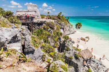 Tulum, Mexio - 29 Şubat 2016: Antik Maya şehir Tulum, Meksika kalıntıları altında sahilde turist
