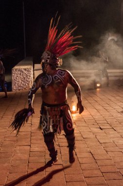 Chichen Itza, Meksika - 25 Şubat 2016: Yerli Maya dansçı performans Chichen Itza ruins yakınındaki.