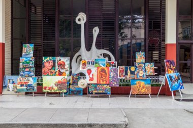Bayamo, Küba - 30 Ocak 2016: Bayamo, Küba'da Satılık resim sergisi