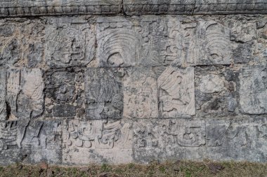 Chichen Itza, Meksika kabartmalar arkeolojik büyük top oyunu sarayda, oyuncuların sitesi.