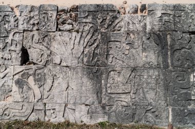 Chichen Itza, Meksika kabartmalar arkeolojik büyük top oyunu sarayda, oyuncuların sitesi.