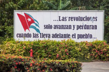 Las Tunas, Cuba - 27 Ocak 2016: Propaganda billboard, Plaza de la Revoluciön (kare devrim) Las Tunas. O says: devrimler sadece ilerlemek ve halklar tarafından taşırlarken devam.