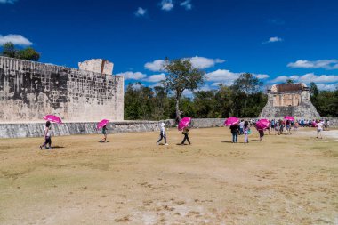 Chichen Itza, Meksika - 26 Şubat 2016: Turist kalabalığından arkeolojik sit Chichen Itza büyük top oyunu sarayda ziyaret edin.