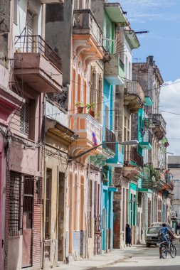 Havana, Küba - 21 Şubat 2016: Havana Centro mahallede tipik binalar.