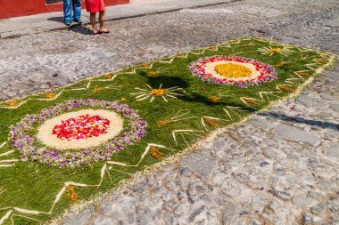Antigua, Guatemala - 27 Mart 2016: Paskalya Pazar Antigua Guatemala City alay önce sokakta dekore edilmiş halı.