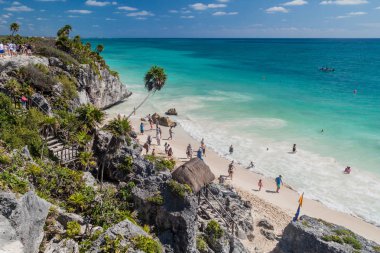 Tulum, Mexio - 29 Şubat 2016: Antik Maya şehir Tulum, Meksika kalıntıları altında sahilde turist