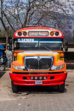 Antigua, Guatemala - 28 Mart 2016: Renkli tavuk otobüs, bize okul otobüsü, ana otobüs terminali Antigua Guatemala City'de, eski.