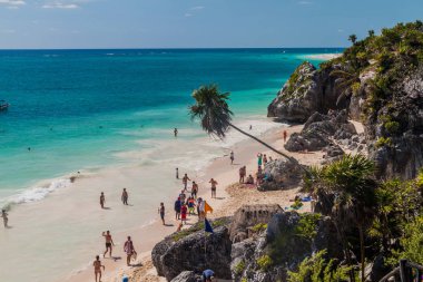Tulum, Mexio - 29 Şubat 2016: Antik Maya şehir Tulum, Meksika kalıntıları altında sahilde turist