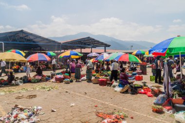 Antigua, Guatemala - 26 Mart 2016: Sebze tezgahları yerel bir pazarda şehirde Antigua Guatemala, Guatemala.