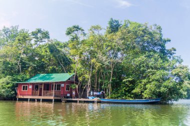 Rio Dulce, Guatemala - 10 Mart 2016: Sahil Rio Dulce nehir, Guatemala evinde