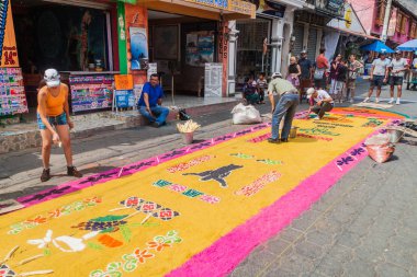 Panajachel, Guatemala - 25 Mart 2016: İnsanlar Panajachel Köyü, Guatemala'Paskalya halı süslemeleri.