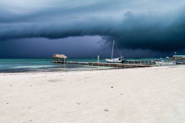 Beach köyde Caye Caulker, Belize. Fırtına geliyor.