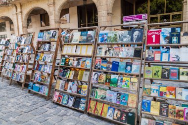 Havana, Küba - 22 Şubat 2016: Hediyelik eşya tezgahları Plaza de Armas Meydanı Havana '.