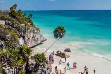 Tulum, Mexio - 29 Şubat 2016: Antik Maya şehir Tulum, Meksika kalıntıları altında sahilde turist