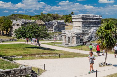 Tulum, Meksika - 29 Şubat 2016: Tulum, Meksika antik Maya şehir kalıntıları turist ziyaret