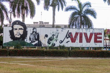 Las Tunas, Cuba - 27 Ocak 2016: Propaganda billboard, Plaza de la Revoluciön (kare devrim) Las Tunas. O says: Che yaşıyor.