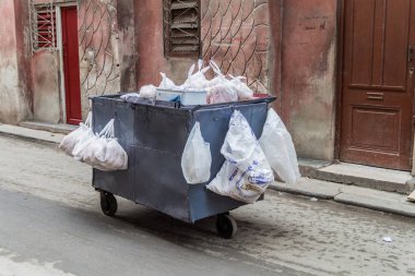 Havana, Küba - 23 Şubat 2016: Havana'da bir sokakta, bir ekmek satıcının arabası