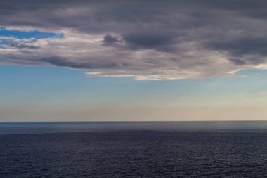 Deniz ve bulutlu gökyüzü arka plan üzerinde