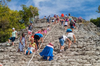 Coba, Meksika - 1 Mart 2016: Turizm tırmanma piramit Nohoch Mul Coba, Meksika Maya şehir kalıntıları