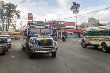 : Quetzaltenango, Guatemala - 21 Mart 2016: Renkli tavuk otobüs, eski bize okul otobüsleri, Quetzaltenango şehirde binmek.
