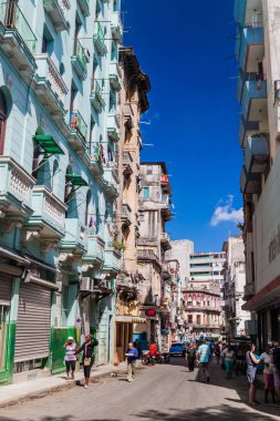 Havana, Küba - 22 Şubat 2016: Hayat Eski Havana mahallede bir sokakta.