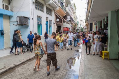 Havana, Küba - 23 Şubat 2016: İnsanlar eski Havana'da sokakta yürümek.