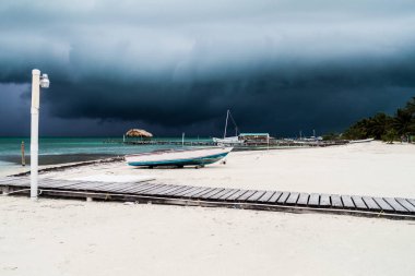 Beach köyde Caye Caulker, Belize. Fırtına geliyor.