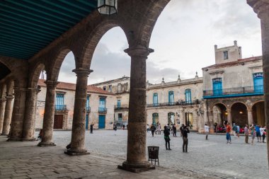 Havana, Küba - 20 Şubat 2016: Eski sömürge binaları Plaza de la Catedral Meydanı Habana Vieja '.