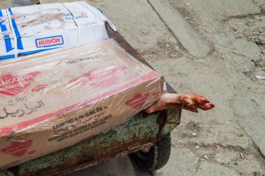 Havana, Küba - 22 Şubat 2016: Havana, Küba'da bir sokakta bir sepeti dışına taşıyorsa domuz bacak.