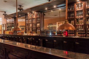 Havana, Küba - 23 Şubat 2016: Havana Club bar Havana'da Museo del Ron (ROM Müzesi).