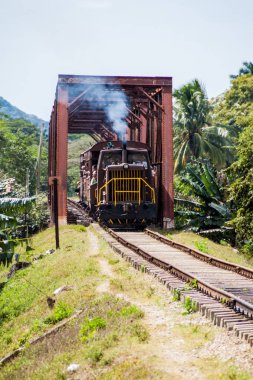 Guachinango, Küba - 9 Şubat 2016: Valle de los Ingenios Vadisi Trinidad, Küba yakınındaki nehirde Ay üzerinde bir köprüyü geçtikten yerel tren