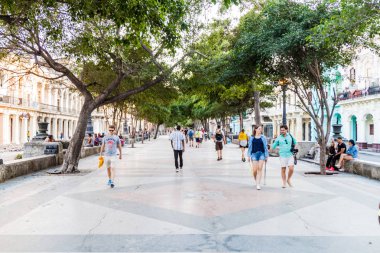 Havana, Küba - 21 Şubat 2016: Havana'da Paseo de Marti (Prado) Caddesi'nin bir yaya bölgesi görünümünü.