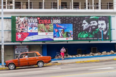 Havana, Küba - 21 Şubat 2016: Sovyet Lada araba ve Vedado mahalle Havana'nın propaganda poster.
