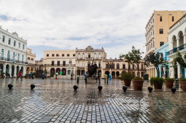 Havana, Küba - 23 Şubat 2016: Eski sömürge binaları Plaza Vieja Meydanı Habana Vieja '