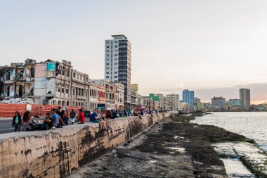 Havana, Küba - 21 Şubat 2016: İnsanlar deniz sürücü Malecón Havana'da gece akşam tadını çıkarın