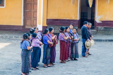 Santiago Atitlan, Guatemala - 24 Mart 2016: Yerli halkın önünde Santiago Atitlan kilisede geleneği giysili.