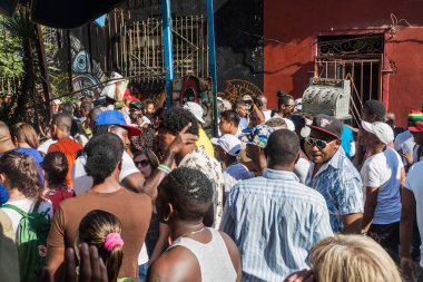 Havana, Küba - 21 Şubat 2016: Parti Havana Centro mahalle sanatsal Callejon de Hamel sokakta
