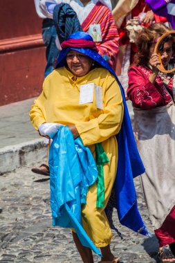 Antigua, Guatemala - 27 Mart 2016: Paskalya Pazar geçit katılımcıların Antigua Guatemala City.