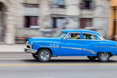 Havana, Küba - 22 Şubat 2016: Vintage otomobil sürmek ünlü sahil sürücü Malecón boyunca Havana