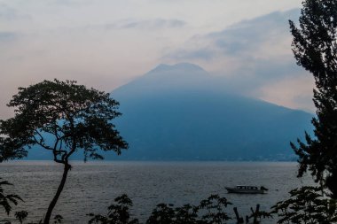 Atitlan göl ve San Pedro yanardağ, Guatemala