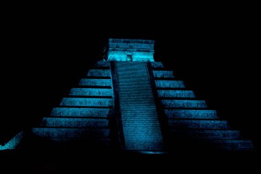 Antik Maya şehri Chichen Itza, Meksika piramitte tüylü yılan gece görünümü