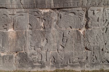 Chichen Itza, Meksika kabartmalar arkeolojik büyük top oyunu sarayda, oyuncuların sitesi.
