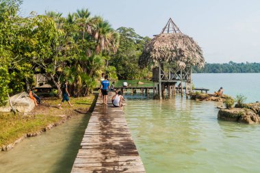 Laguna Lachua, Guatemala - 17 Mart 2016: Laguna Lachua Gölü, Guatemala yıkanan insanlar zevk