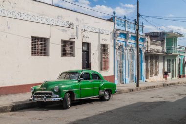 Cienfuegos, Cuba - 10 Şubat 2016: Vintage araba bir sokakta Cienfuegos, Cuba.